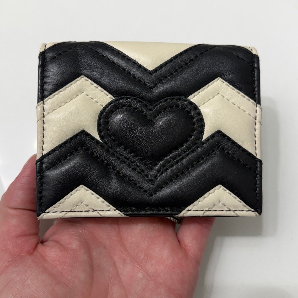 Gucci Chevron Compact Wallet in Black and Cream with Gold GG - Picture 5 of 6